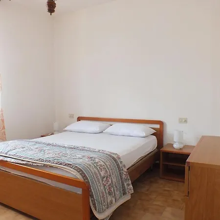 Alzi Apartment *